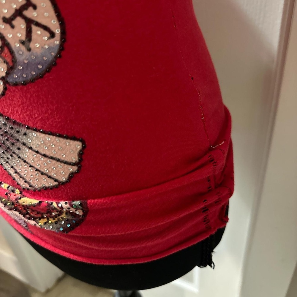 Ed Hardy Red Short-Sleeve Graphic Tee with New York Crest - Picture 3 of 5